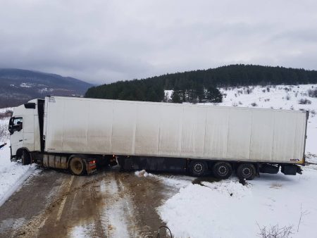 Спасилачке екипе из Прокупља извукле руски шлепер из снежних наноса