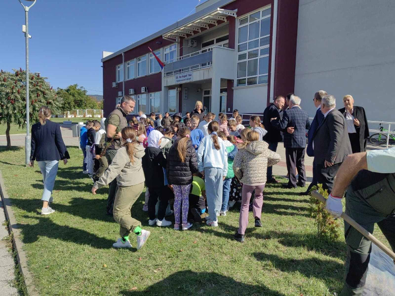 Za Dan „Srbijašuma“ 33 sadnice za dvorište OŠ "Ivo Andrić" u Nišu