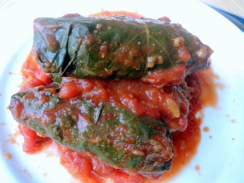Stari recepti juga Srbije: Posne sarmice od vinove loze u paradajz sosu
