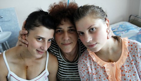 Jelica i Dragana Trajković sa majkom Violetom