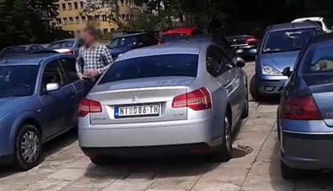 „Ситроен“ усликан на паркингу Скупштине Србије