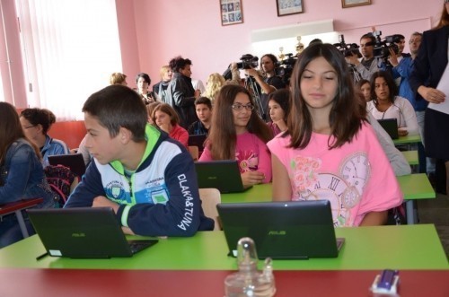 Škola budućnosti: Jedan učenik : jedan računar!