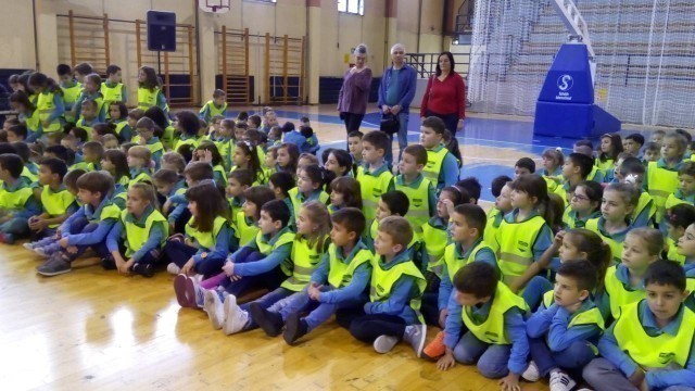 Revija i poklon školskih uniformi za prvake u najvećoj niškoj opštini