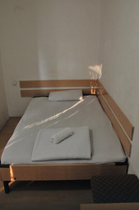 У соби од десетак квадрата су једноставан брачни кревет, сточић са два табуреа, огледало... Фото: К. Каменов,  РАС Србија