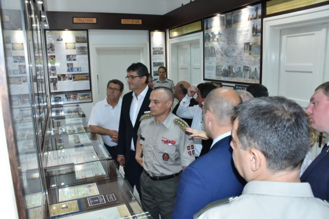 Гости из иностранства у посети музеју и спомен соби Копнене војске у Нишу