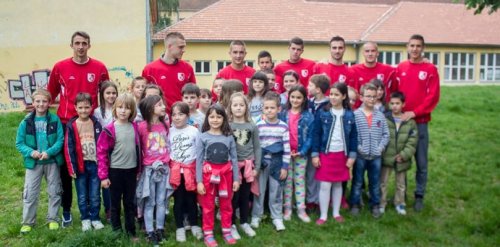 Градска деца уз градски клуб: Фудбалери Радничког са школарцима против вршњачког насиља