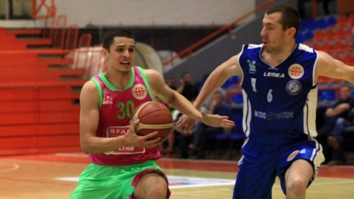 Petar Popović u duelu sa Vladimirom Đorđevićem www.bcmegabasket.net