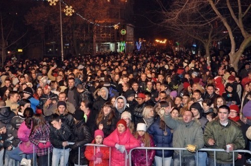 Prokupčani dočekali Srpsku novu godinu uz rakiju, vino i vatromet (Foto)