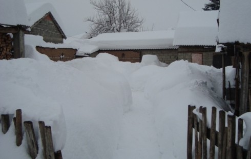 Sahrane u Kuršumliji otežane zbog snega