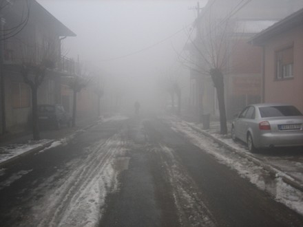 Gusta magla smanjila vidljivost, ugroženo kretanje pešaka