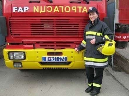 Неустрашива: Она је једина жена ватрогасац у Врању (ФОТО)