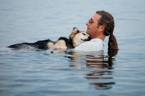 Čovek i pas koji su rasplakali ceo svet (FOTO)