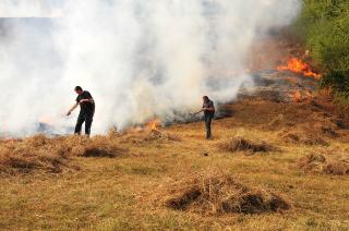 Пожар угрожава села уз административну линију