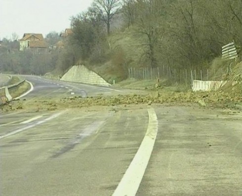Нерашчишћен и нестабилан ауто-пут код Алексинца