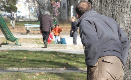 Bolesno: Pedofil slikao malu decu u parkovima