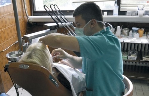 Studenti ne mogu da popravljaju zube zbog neispravnih stolica