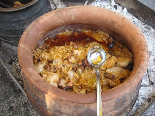 Стари рецепти: Кисели купус са димљеним месом у земљаном лонцу