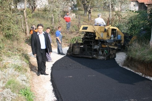 Наставља се асфалтирање путева до села у Сврљигу