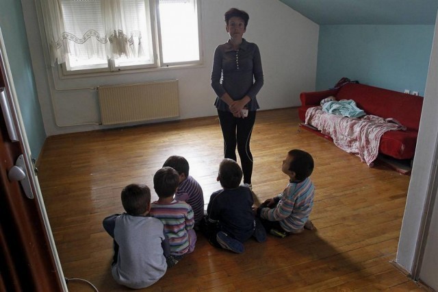 Niš: Samohrana majka i šestoro mališana živi u praznom stanu