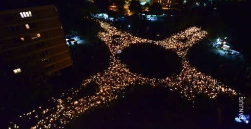 (ФОТО) Нишлије формирале људски светлећи крст у мраку