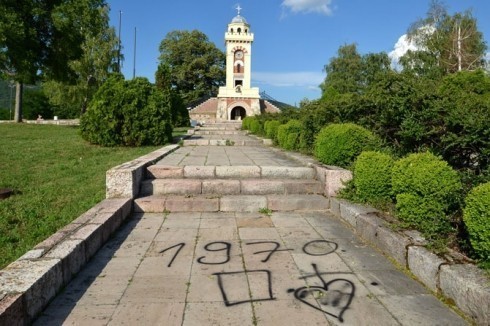 Навијачи Партизана унаказили споменик Србима