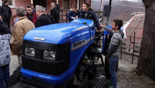 Leskovčanin poklonio traktor porodici Stanojković na Kosovu i Metohiji