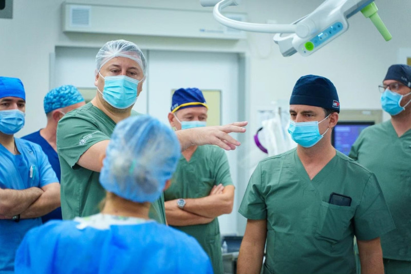 Успех шпанског професора и нишких лекара: У УКЦ Ниш први пут урађен оперативни захват трбушног зида