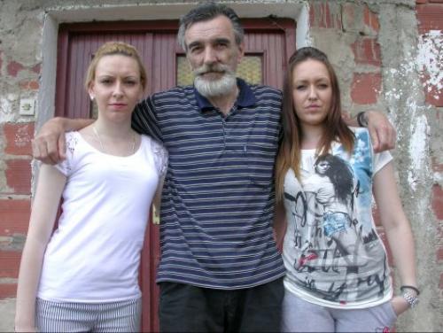 Венко Панајотов са ћеркама Христином и Катарином испред куће у Паси Пољани