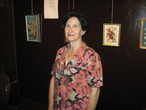 Snežana Stamenković snimljena na njenoj poslednjoj izložbi u Zavičajnom muzeju u Vlasotincu