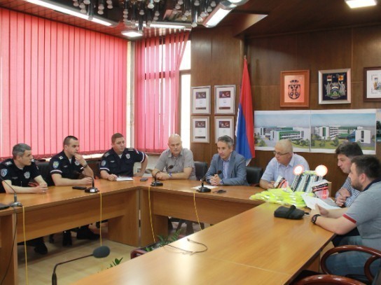 Grad Vranje donirao opremu saobraćajnoj policiji vrednu 559 hiljada dinara
