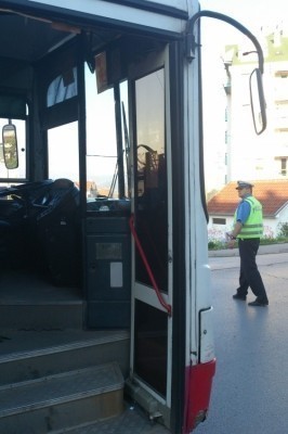 Kondukterka ispala iz autobusa u Nišu (FOTO)