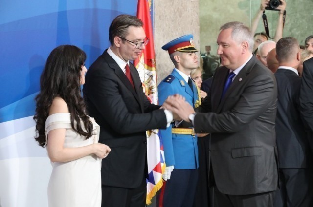 Dmitrij Rogozin, vicepremijer Ruske Federacije se srdačno pozdravio sa Aleksandrom Vučićem i bio jedan od malobrojnih džentlmena večeri koji je poljubio ruku prvoj dami Srbije.