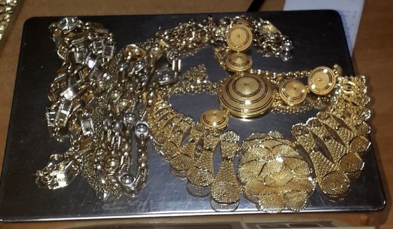 Шверц златног накита вредности скоро милион динара