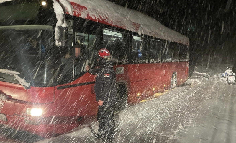 Evakuisani putnici iz zavejnog autobusa na putu Kriva Feja - Vranjska banja