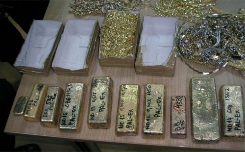 Policija u mercedesu pronašla nakit i zlatne poluge